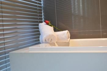 Deep Soaking Bathtub